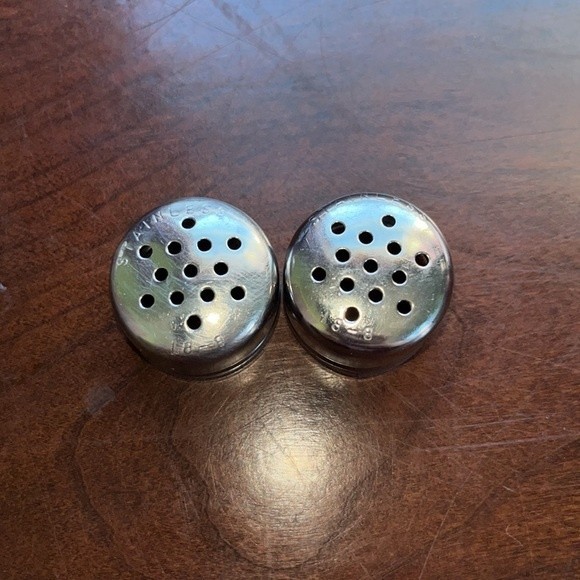 Gemco Salt and Pepper Shakers 251-G with Stainless Steel Lids 18-8 - Picture 5 of 6